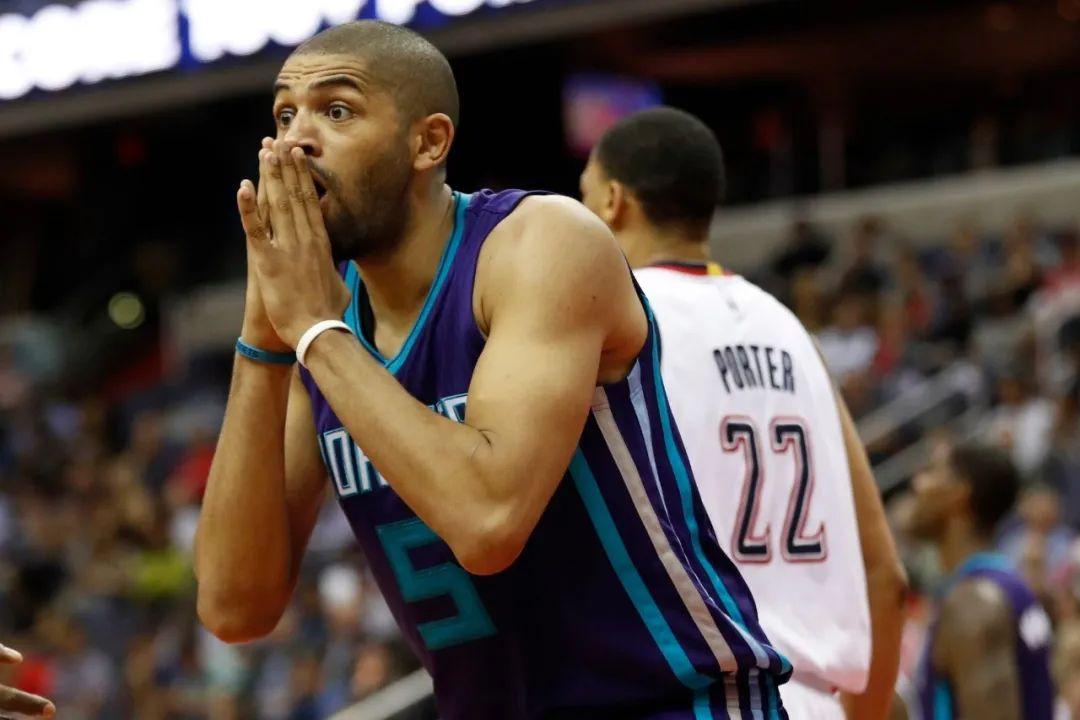 布莱顿训练开放日，今晨队长鼓劲引欢呼，NBA常规赛在即，纪律约束更严格(布莱顿逆转西汉姆32取胜)