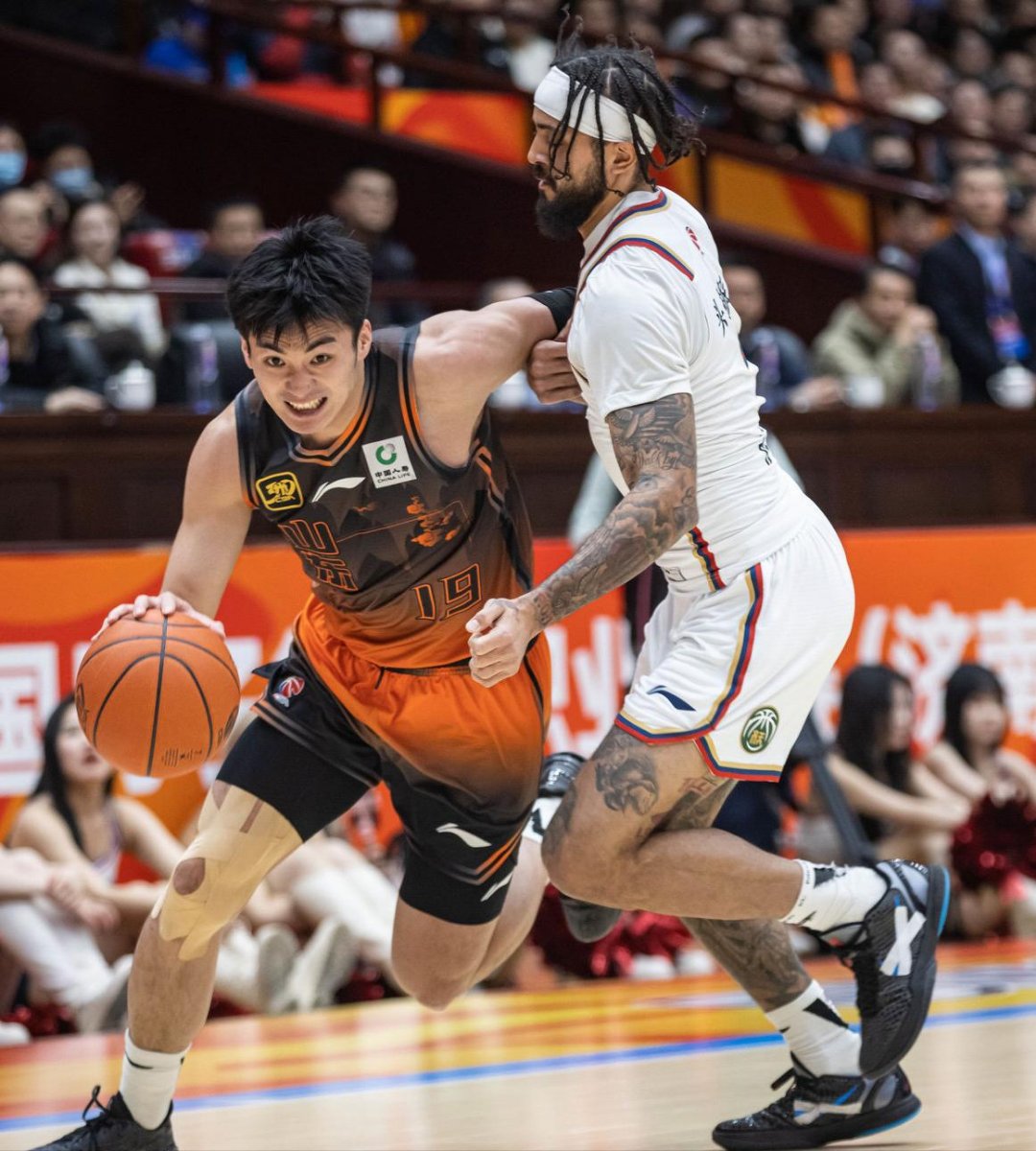 CBA常规赛倒计时；武汉三镇今晚单刀错失；细节引发关注；底气十足；身体对抗强度拉满的简单介绍