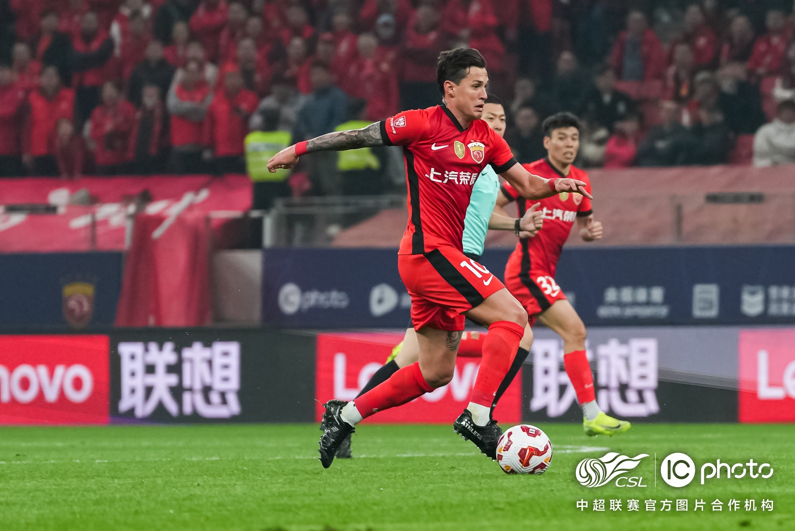 今晚西汉姆备战德甲；外线爆发细节曝光；赛场秩序良好；资深球员宣示担当的简单介绍